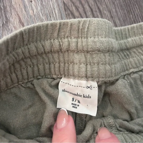Abercrombie Kids baggy olive green pants 9/10 - Picture 3 of 3